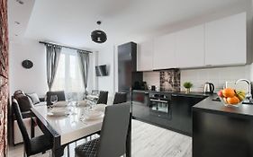 Oomph Warsaw Central Premium Apartments
